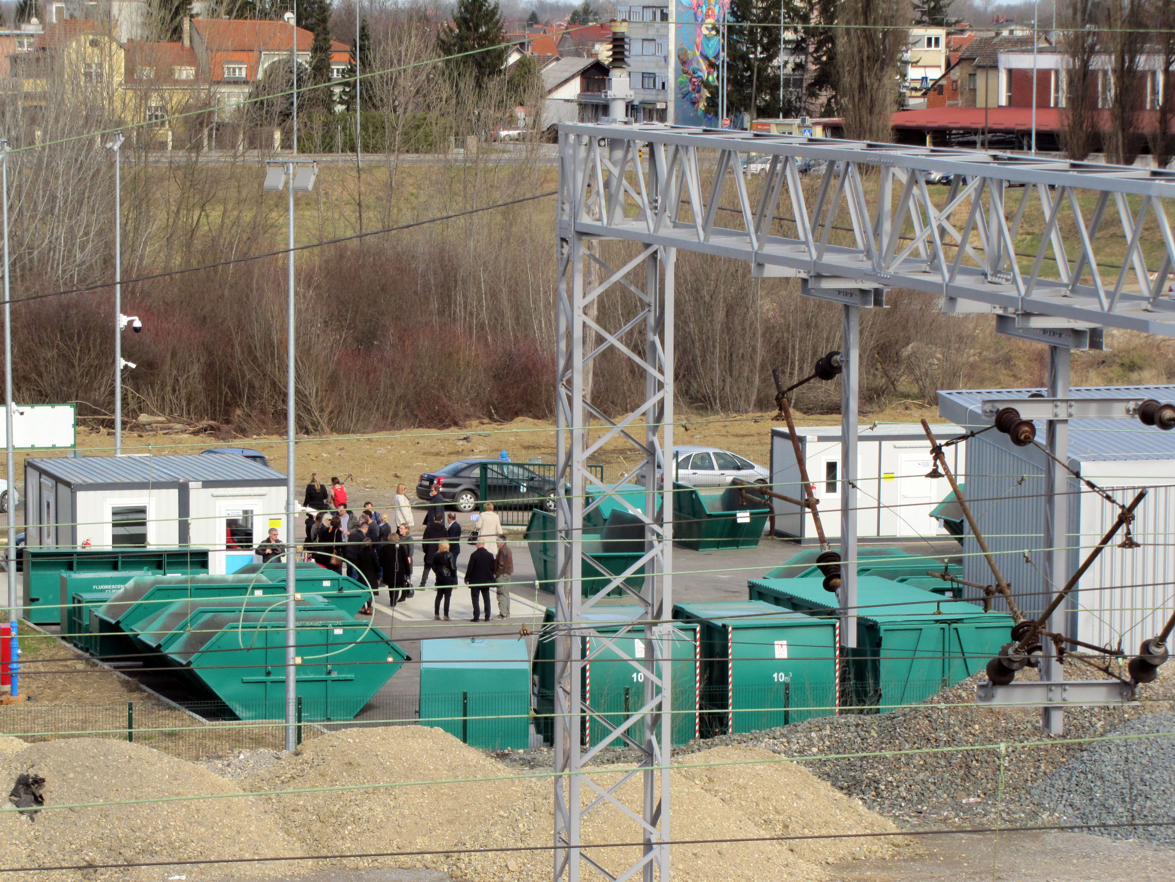 Sisak 17.02.2020. U blizini sredista Siska, u Ulici kralja Zvonimira, otvoreno je u ponedjeljak reciklazno dvoriste izgradjeno novcem Europske unije i grada Siska. U objekt, ukupne vrijednosti 4,3 milijuna kuna gradjani ce otpad moci odlagati besplatno. Na fotografiji: Novo reciklazno dvoriste smjesteno je uz zeljeznicku prugui  ispod Mosta Gromova

Snimio: Mate Piskor / CROPIX